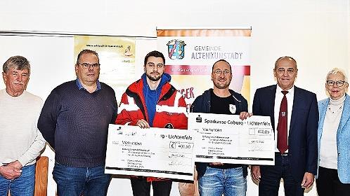 Unser Bild zeigt die beiden Spendenempf&auml;nger (Bildmitte), den Leiter der Wasserwachtortsgruppe von Altenkunstadt, Bastian Gro&szlig;, und den Vorsitzenden des Turnvereins Altenkunstadt, Stefan Deuerling, mit den Stiftungsratsmitgliedern Karl Welsch (l.)...