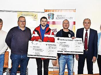 Unser Bild zeigt die beiden Spendenempf&auml;nger (Bildmitte), den Leiter der Wasserwachtortsgruppe von Altenkunstadt, Bastian Gro&szlig;, und den Vorsitzenden des Turnvereins Altenkunstadt, Stefan Deuerling, mit den Stiftungsratsmitgliedern Karl Welsch (l.)...