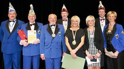 Ehrende und Geehrte (von links): Präsident Matthais Schikora (, Rainer Reißenweber, Rolf Stirtzel, Norbert Greeger (Fastnachtsverband Franken),  Trainerin Ramona Scholz, Birgit Gottschalk, Marko Anderlik (Oberfränkischer Präsident im FVF), Verena Gebe.