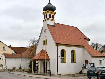 Äußerlich wirkt die Kapelle unversehrt, doch  im Glockenturm muss das Mauerwerk saniert werden, da sich bereits Teile davon gelöst haben. Fotos: Ronald Rinklef