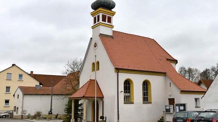 Äußerlich wirkt die Kapelle unversehrt, doch  im Glockenturm muss das Mauerwerk saniert werden, da sich bereits Teile davon gelöst haben. Fotos: Ronald Rinklef