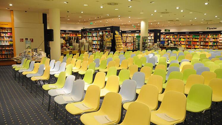 Die 300 Stühle im zweiten Stock der Buchhandlung sind noch leer,