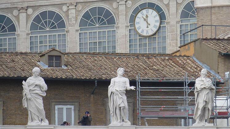 Benedikt XVI. zu seinem Rücktritt am 11. Februar 2013: "Aber die Welt, die sich so schnell verändert, wird heute durch Fragen, die für das Leben des Glaubens von großer Bedeutung sind, hin- und hergeworfen." (Im Bild: die Uhr am Apostolischen Palast)