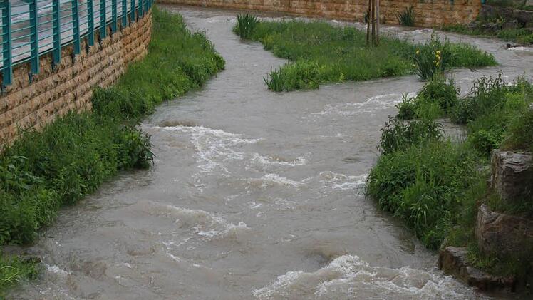 Schaumkronen auf der Lauter in Bad Staffelstein - aber noch jede Menge Platz, um Wasser aufzunehmen.