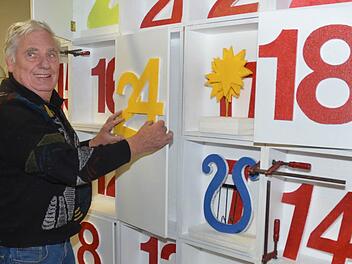 Noch wird nicht verraten, was sich hinter den Zahlen des Adventskalenders zur großen Weihnachtsgala verbergen wird. Es warten viele Überraschungen auf Künstler und Zuschauer, sagt der Dekorateur und Kulissenbauer Paul Ultsch und freut sich jetzt schon auf diesen Spaß. Foto: K.-H. Hofmann