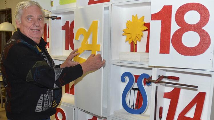 Noch wird nicht verraten, was sich hinter den Zahlen des Adventskalenders zur großen Weihnachtsgala verbergen wird. Es warten viele Überraschungen auf Künstler und Zuschauer, sagt der Dekorateur und Kulissenbauer Paul Ultsch und freut sich jetzt schon auf diesen Spaß. Foto: K.-H. Hofmann