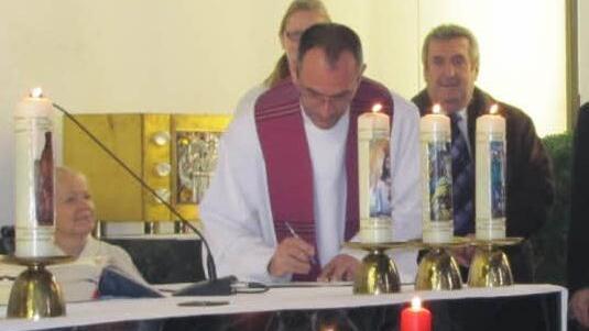 Dekan Roland Huth setzt seine Unterschrift unter die Kooperationsvereinbarung. Fotos: Martin Koch