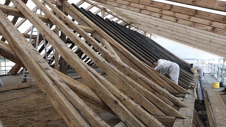Bevor der Spitzboden abgedeckt wurde, wurde ein Notdach errichtet. Es schützt Bauwerk und Arbeiter vor Regen. Foto: Matthias Hoch