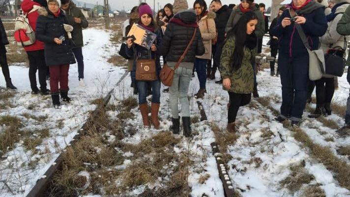 Auf den Gleisen des früheren Deporations-Bahnhofs zündeten die Schülerinnen und Schüler Kerzen an, um an die Opfer des Holocaust zu erinnern. Foto: Sabine Weinbeer