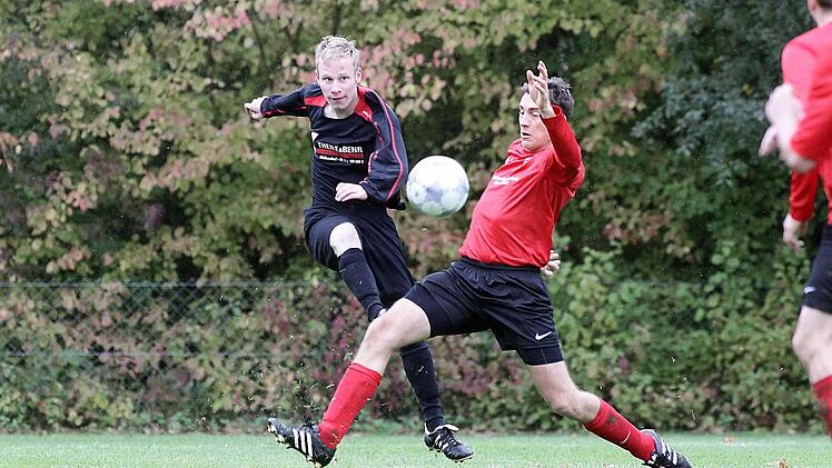 Jörg Dachwald (r.) vom ASV Herrnsdorf-Schlüsselau kann den Schuss von Andreas Philipp von der DJK SC Vorra nicht verhindern. Fotos: sportpress