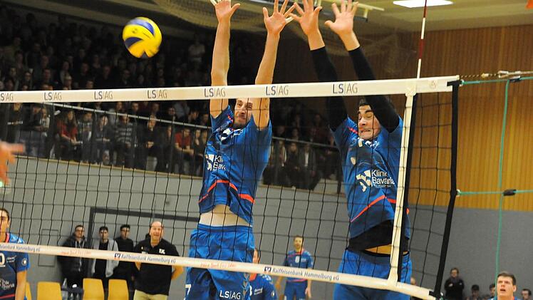 1:3 gegen den Tabellenführer verloren, aber wieder viele Sympathie-Punkte gewonnen haben Hammelburgs Volleyballer (blaue Trikots). Foto: Hopf