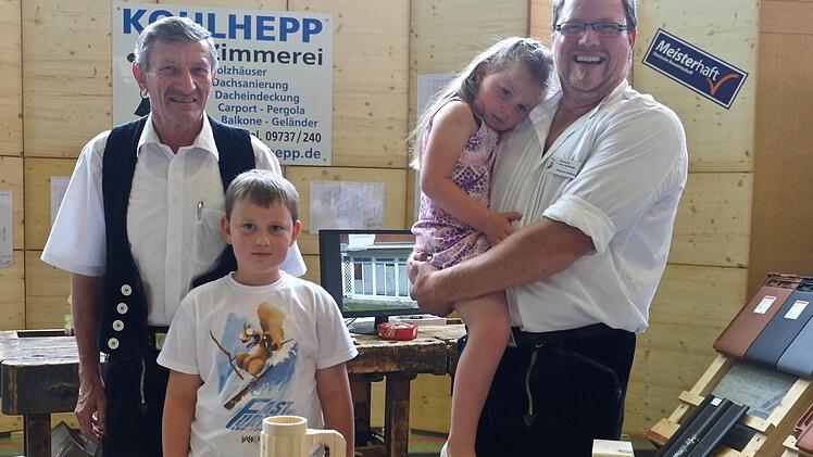 Dass Holz eine gute Zukunft hat, zeigte die Präsenz von drei Generationen aus dem Zimmerei-Betrieb Kohlhepp aus Schwärzelbach. Foto: Gerd Schaar