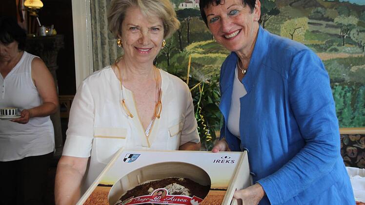 Ein Aures-Brot: Über das Geschenk von Margit Ruckdeschel, Ehefrau des Kulmbacher Ehrenbürgers Hans Albert Ruckdeschel, freut sich die Bäckerstochter Inge Aures besonders. Foto: Stephan Tiroch
