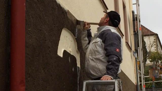 Bauhof-Mitarbeiter Thomas Günter (im Bild) durfte nur mineralischen Putz und Öko-Farben auf natürlicher Basis in einer "recht engen Farbenpalette" verwenden, wie Bürgermeister Hofmann betonte. Foto: Kerstin Väth