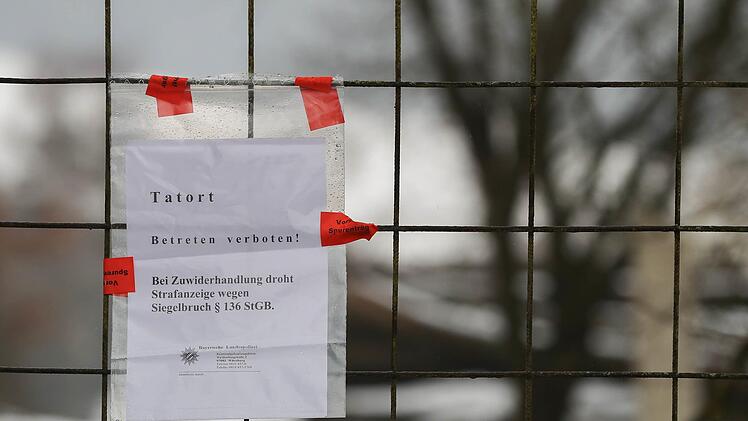 Ein versiegelter Zettel mit der Aufschrift "Tatort - Betreten verboten!" ist am 30.01.2017 an der abgesperrten Zufahrt zu einem privaten Grundstück in der Nähe von Arnstein (Landkreis Main-Spessart) bei Würzburg angebracht. Nach dem Fund von sechs Toten in einer Gartenlaube in Unterfranken geben die Hintergründe des schrecklichen Geschehens weiter Rätsel auf. Foto: Daniel Karmann/dpa