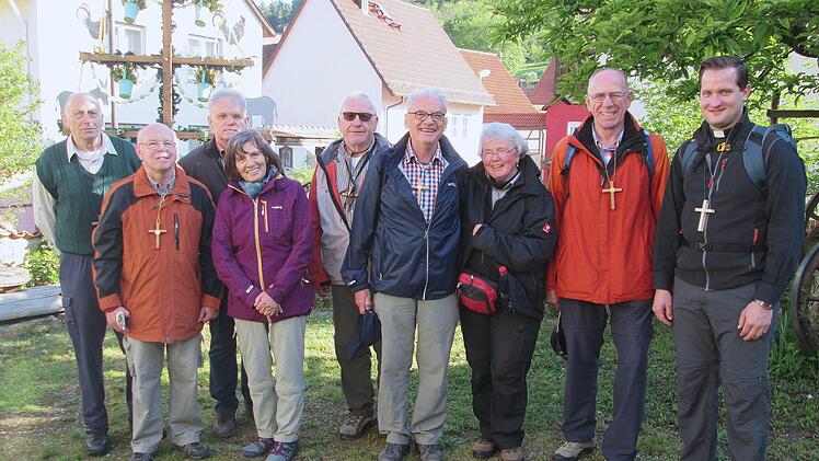 30 oder 25-mal nach Vierzehnheiligen sind (von links) Roland Sell, Wallfahrtsführer Edgar Denner, Siegfried Dill und Maria Lutz (30) sowie Alfred Meder, Hans-Gerd Sütfels, Luzia Brendan und Peter Husch (25). Pfarrvikar Alexander Berger ist zum ersten Mal dabei.  Foto: Winfried Ehling