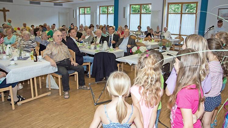 Der Kinderchor der Pfarrei Sankt Kilian Haßfurt erfreute unter der Leitung von Johannes Eirich die Senioren, die das 50. Jubiläum ihres Seniorenkreises feierten. Rrechts am Rednerpult steht der Haßfurter Stadtpfarrer Stephan Eschenbacher.  Foto: Ulrike Langer