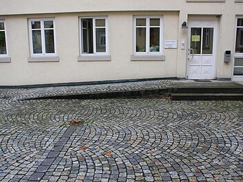 Wer an Barrierefreiheit denkt, hat zuerst Rampen für Rollstuhlfahrer vor Augen. Wie diese Anlage am Haßfurter Rathaus.  Klaus Schmitt