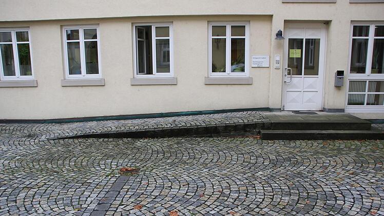 Wer an Barrierefreiheit denkt, hat zuerst Rampen für Rollstuhlfahrer vor Augen. Wie diese Anlage am Haßfurter Rathaus.  Klaus Schmitt