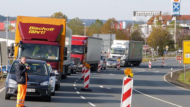 Die Ampel schaltung wird während der Hauptverkehrszeiten manuell geregelt. Foto: Werner Reißaus