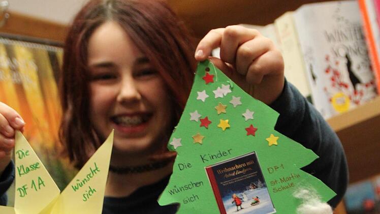 Alina Hock zeigt die Wunschzettel der ersten Klassen. Foto: Ulrike Müller