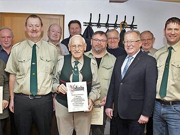 Bernd Holley (Dritter von links) mit den geehrten Mitgliedern und dem Ehrenvorsitzenden Alfred Hofmann (vorne Mitte), der seit 50 Jahren dem Verein angehört. Foto: Evi Seeger