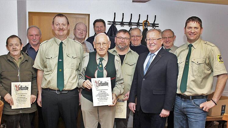 Bernd Holley (Dritter von links) mit den geehrten Mitgliedern und dem Ehrenvorsitzenden Alfred Hofmann (vorne Mitte), der seit 50 Jahren dem Verein angehört. Foto: Evi Seeger