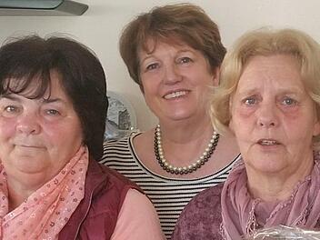 Bürgermeisterin Brigitte Meyerdierks (Mitte) würdigte das Wirken von Gerda Martin (links) und Bärbel Slowik (rechts).  Silvia Reinelt