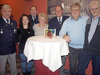 Günter Deuerling (Dritter v. r.) wurde für 40 Jahre Vereinstreue und unermüdlichen Einsatz geehrt. Außerdem konnten Vorsitzender Manfred Hahn (l.) und Zweiter Vorsitzender Roland Kuhnlein (Dritter v. l.) weitere Mitglieder auszeichnen (von links ): Melanie Hümmer, Charlotte Hümmer, Horst Greifenstein und Klaus Wunder. Foto: Susanne Deuerling