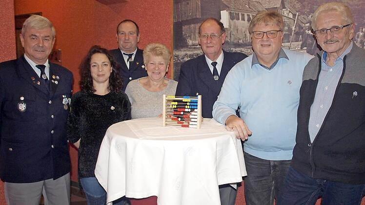 Günter Deuerling (Dritter v. r.) wurde für 40 Jahre Vereinstreue und unermüdlichen Einsatz geehrt. Außerdem konnten Vorsitzender Manfred Hahn (l.) und Zweiter Vorsitzender Roland Kuhnlein (Dritter v. l.) weitere Mitglieder auszeichnen (von links ): Melanie Hümmer, Charlotte Hümmer, Horst Greifenstein und Klaus Wunder. Foto: Susanne Deuerling