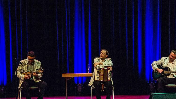 Heftigen Applaus verdiente sich das Trio TBC beim Gastspiel im ausverkauften Coburger Kongresshaus Rosengarten mit seinem satirischen Jahresrückblick.Foto: Jochen Berger