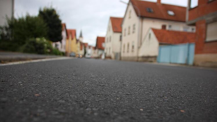 Das Staatliche Bauamt will nächstes Jahr Flüsterasphalt auf der Hauptstraße aufbringen. Foto: Ellen Mützel