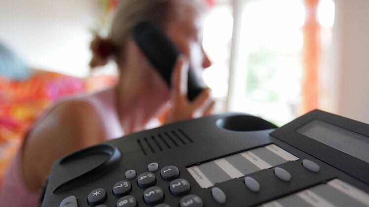 Per Telefon Geschichte vorlesen oder  Musik zu Menschen bringen, die sich in Corona-Zeiten nach Kultur sehnen, das ist über die Aktion des Landratsamtes Kulmbach möglich.Symbolfoto: Uli Deck/dpa