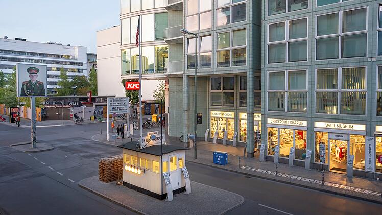 Luftaufnahme des Checkpoint Charlie ehemaliger Grenzübergang an der Berliner Mauer