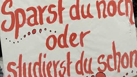 Studenten protestieren gegen Studiengebühren.  Foto: dpa