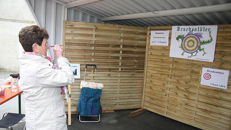 Hannelore Becher wagt ihr Glück - und wirft mit Pfeilen auf den Drachen.