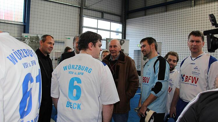 Bei der Hallentrophy 2012 in Kaiserslautern traf Manuel Beck den Rekordspieler des 1. FC Kaiserslautern Axel Roos (links), den ehemaligen Ministerpräsidenten von Rheinland-Pfalz, Kurt Beck (leicht verdeckt), sowie die 54er-Legende Horst Eckel (rechtes Bild). Fotos: Carsten Kobow
