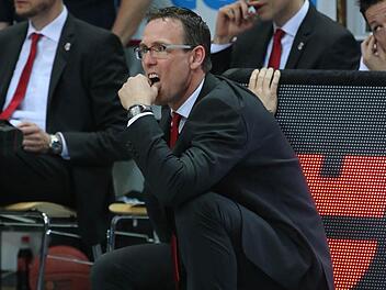 Die "Fleming-Hocke" - eine Position, die der Brose-Baskets-Coach über große Strecken des Spiels einnimmt: "Sie gibt ihm Halt und Stabilität", sagt Rhetorik-Trainer und Kommunikations-Experte Michael Ehlers. Foto: Matthias Hoch