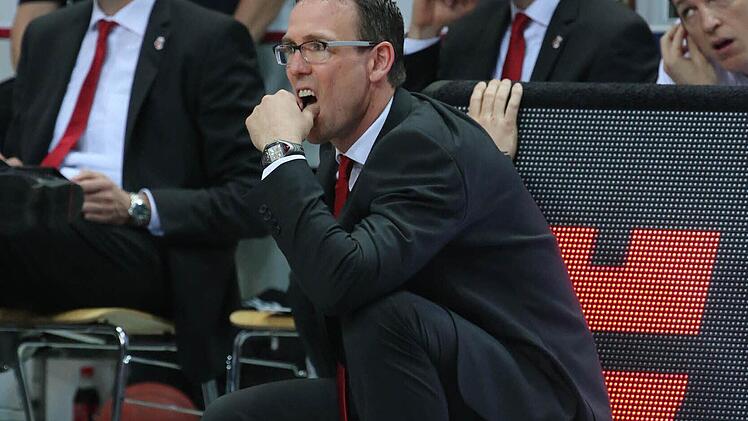 Die "Fleming-Hocke" - eine Position, die der Brose-Baskets-Coach über große Strecken des Spiels einnimmt: "Sie gibt ihm Halt und Stabilität", sagt Rhetorik-Trainer und Kommunikations-Experte Michael Ehlers. Foto: Matthias Hoch