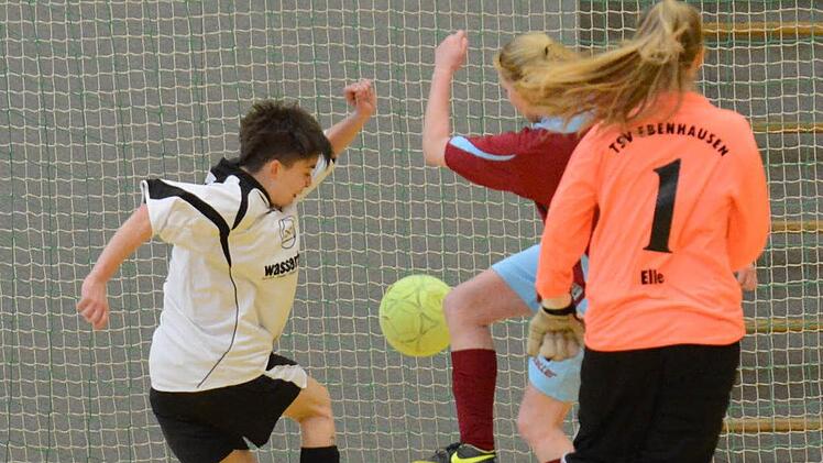 Szene aus dem Spiel des FC Hammelburg I (in weiß) gegen den TSV Ebenhausen. Foto: ssp