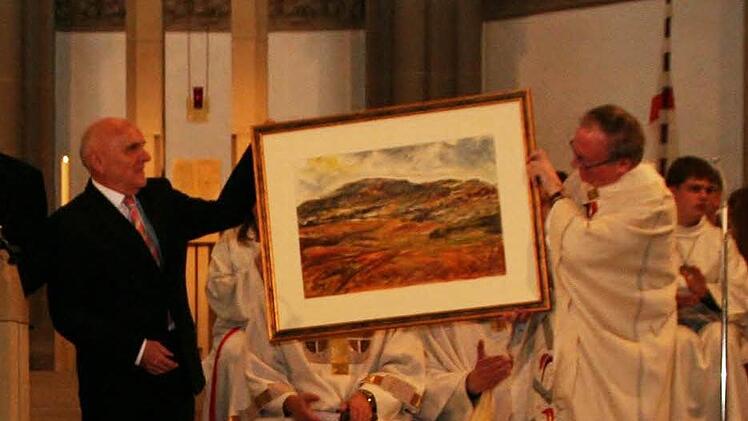 Kirchenpfleger Peter Kaidel überreicht Dekan Keßler ein Bild vom Kreuzberg. v.l. Klaus Langen und Ralf Grosch freuen sich mit  Foto: Werner Vogel