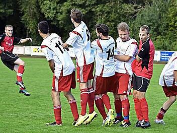 Auch dieser Freistoß von Fabian Göhl (li.) verdeutlicht es: Die Abwehr des 1. FC Altenkunstadt/Woffendorf stand im Derby gegen den 1. FC Baiersdorf sattelfest.  Foto: Dieter Radziej