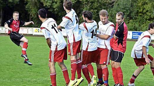 Auch dieser Freistoß von Fabian Göhl (li.) verdeutlicht es: Die Abwehr des 1. FC Altenkunstadt/Woffendorf stand im Derby gegen den 1. FC Baiersdorf sattelfest.  Foto: Dieter Radziej