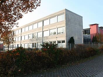 In den Hang gebaut, ergeben sich bei der Schule Mühlhausen unterschiedliche Ebenen. Um diese alle barrierefrei erreichbar zu machen, müsste der Schulverband mindestens 200 000 Euro in die Hand nehmen. Foto: Evi Seeger