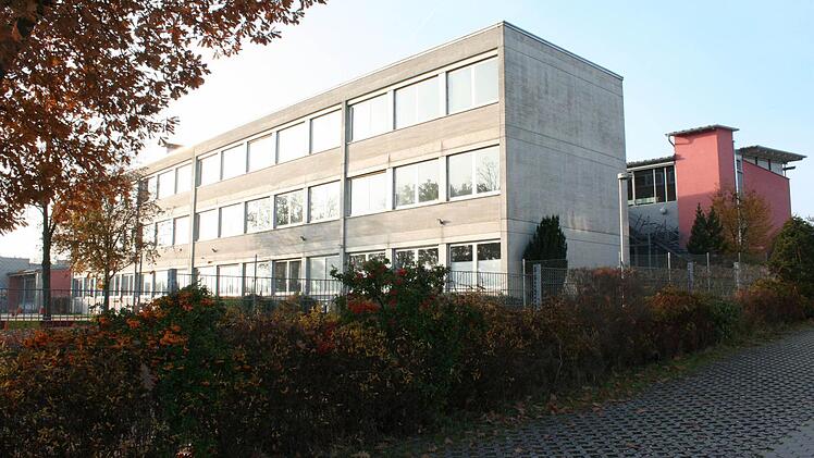 In den Hang gebaut, ergeben sich bei der Schule Mühlhausen unterschiedliche Ebenen. Um diese alle barrierefrei erreichbar zu machen, müsste der Schulverband mindestens 200 000 Euro in die Hand nehmen. Foto: Evi Seeger