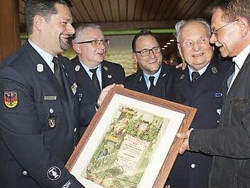 Karl-Heinz Raab (2. v. r.) wurde zum Ehrenmitglied ernannt. Im Bild Vorsitzender Stefan Wicklein, stellvertretender Vorsitzender Möller, Kommandant Martin Panzer, Bürgermeister Wolfgang Beiergrößlein (r.)