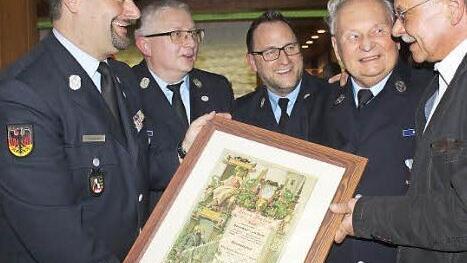 Karl-Heinz Raab (2. v. r.) wurde zum Ehrenmitglied ernannt. Im Bild Vorsitzender Stefan Wicklein, stellvertretender Vorsitzender Möller, Kommandant Martin Panzer, Bürgermeister Wolfgang Beiergrößlein (r.)