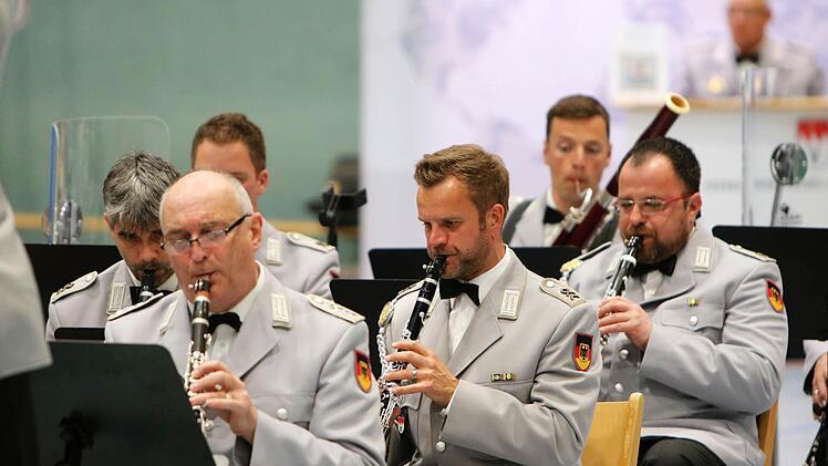 Impressionen vom Auftritt des Heeresmusikkorps Veitshöchheim in der Sporthalle der PestalozzischuleFoto: Jochen Berger