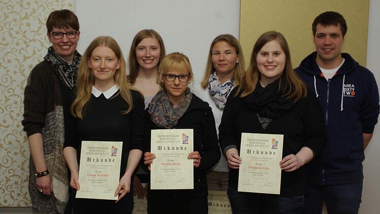 Vorsitzende Sandra Lenhard (links) und ihr Stellvertreter Lukas Brust (rechts) dankten den Aktiven, die der UKG seit 20 Jahren die Treue halten (von links) Eileen und Denise Wüscher, Kristin Beck, Melanie Gerlach und Michaela Lutz.  Foto: Winfried Ehling