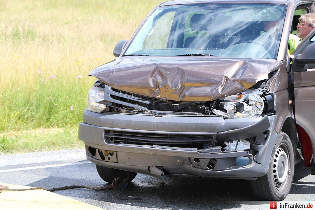 Kleintransporter übersieht Audi im Kreuzungsbereich
